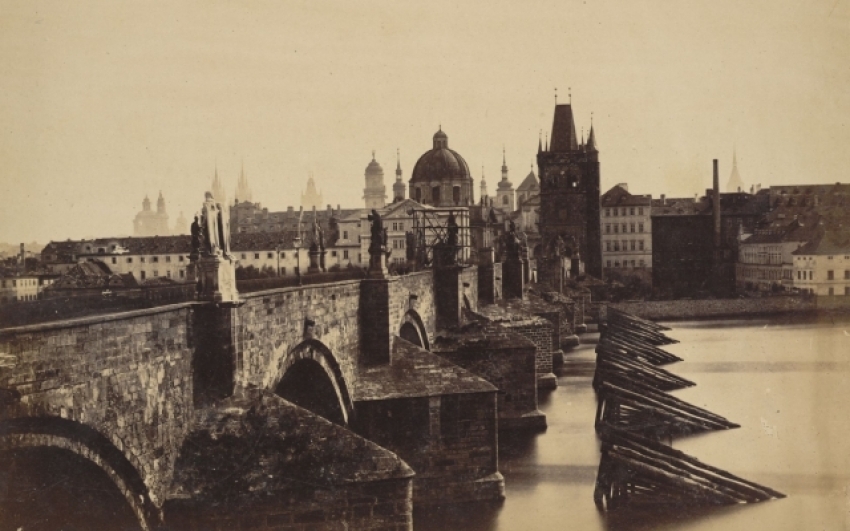 Andreas Groll, pohled na Karlův most z Malé Strany, 1855 nebo 1856, albuminová fotografie, Ústav dějin umění AV ČR